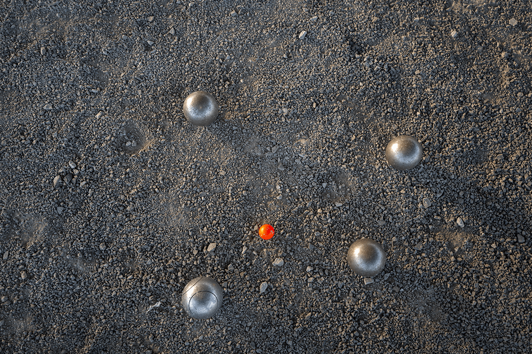 Vue sur des boules de pétanque autour d'un cochonnet