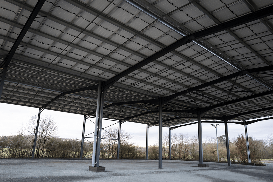 Abris équipé de panneaux photovoltaïques pour un terrain de pétanque