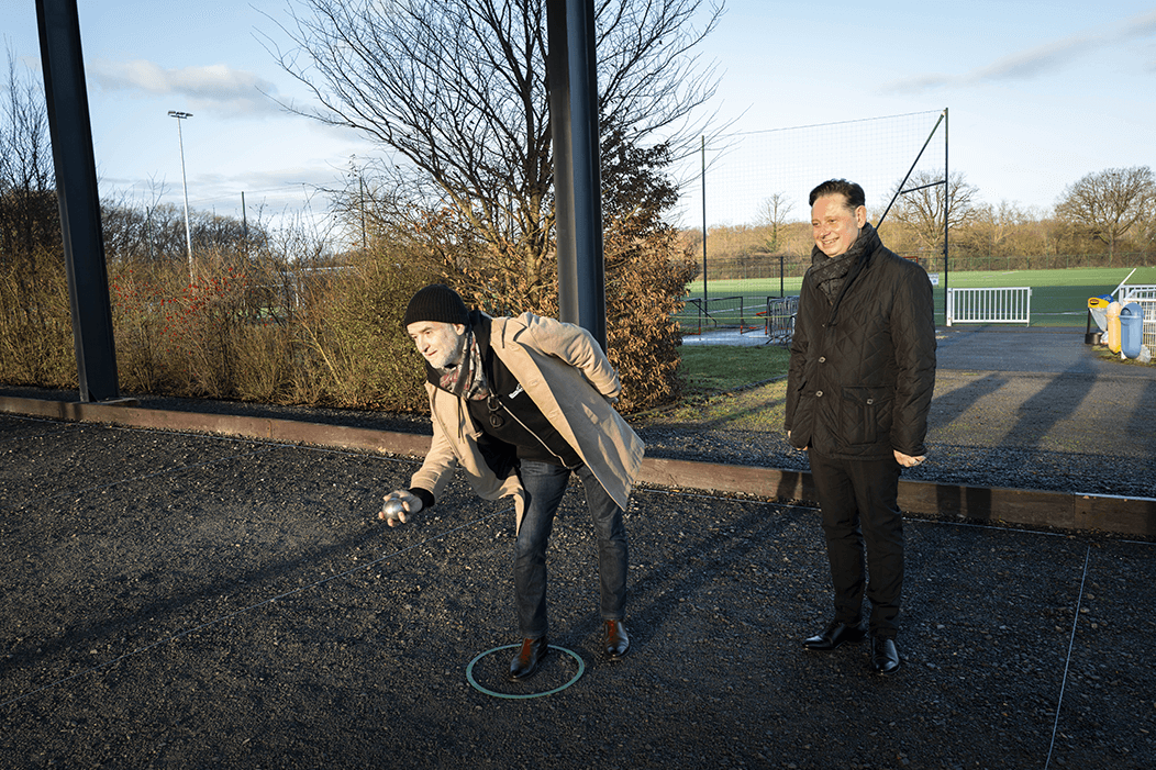 Eric Campos (Directeur de l'engagement Sociétal de Crédit Agricole S.A.) lançant une boule de pétanque. Thierry Cailloux, maire de Ballan-Miré se tient à côté d'Eric Campos