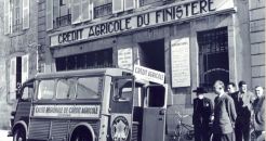 Premier camion-banque de la Caisse régionale du Finistère (années 1950).