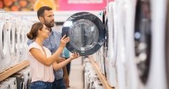 Jeune couple à la recherche d’une machine de séchage appropriée
