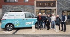 Les équipes de l'Atelier Tuffery prenant la pose avec Eric Campos au côté du Van de la Route des Transitions