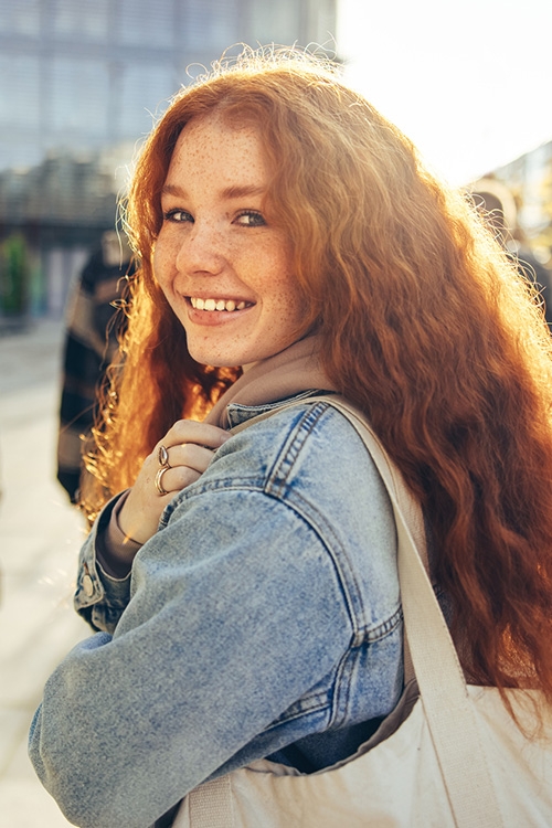 Une jeune femme se retournant en souriant